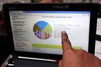 Selain secara online, Pemprov DKI juga akan memasang informasi APBD tersebut secara manual dengan menempelnya di setiap kantor RW yang mulai direalisasikan pekan depan.