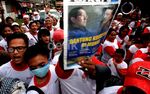 Laskar Anti Korupsi Demo di Rumah Anas