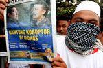 Laskar Anti Korupsi Demo di Rumah Anas