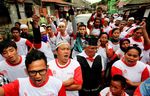 Laskar Anti Korupsi Demo di Rumah Anas