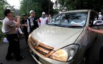 Laskar Anti Korupsi Demo di Rumah Anas