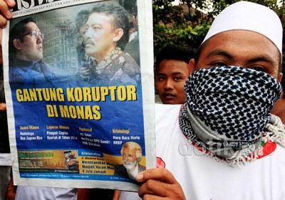 Laskar Anti Korupsi Demo di Rumah Anas