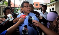 Muhammad Taufik memberikan keterangan pers. Sebelumnya, sejumlah tokoh juga menyambangi rumah Anas Urbaningrum.