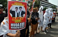 Arto mengumumkan pendaftarannya di eks videotron. Arief Eka Atmaja dan Tri Hartanto adalah mahasiswa dari KAMMI Semarang. Mereka datang ke KPU dengan membawa berkas pendaftaran yang di bungkus amplop coklat layaknya pendaftar Pilgub sungguhan.