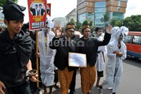 Arto dikawal 8 pocong dan 1 dukun.