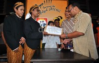 Ketua KPU Jateng Fajar Saka menyambut Arto.