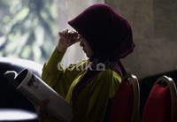 Dipta mengenakan blus warna kuning, kerudung ungu dan rok panjang. Ramses/detikFoto.