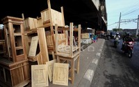 Puluhan pedagang furniture memanfaatkan area ini.