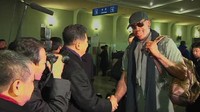 Dennis Rodman saat tiba di bandara Pyongyang, 26 Februari lalu. Rodman datang ke Pyongyang bersama klub legendaris Harlem Globetrotters yang terdiri dari pemain-pemain kulit hitam. Ia datang bersama stasiun televisi VICE untuk membuat film dokumenter tentang Korea Utara buat HBO. REUTERS/KCNA for REUTERS TV.