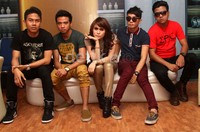 Momo menuturkan band-nya selalu 'belajar' musik-musik baru untuk memperkaya wawasannya dalam bermusik. Gus Mun/detikHOT.