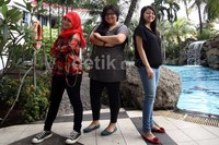 Penampilan ketiga dara ini selalu menjadi bagian yang menarik bagi para pecinta program mingguan di televisi tersebut.