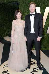 Zooey menggandeng Jamie Linden. Pascal Le Segretain/Getty Images.