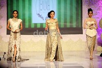 Rancangan Emma Assegaf itu diperlihatkan di acara wedding expo di Bidakara, Jakarta.