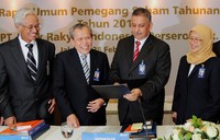 Direktur Utama PT Bank Rakyat Indonesia (Persero) Tbk (BRI) Sofyan Basir (dua dari kanan) berbincang dengan Komisaris Utama BRI Bunasor Sanim (dua dari kiri) disaksikan Direktur  Sarwono Sudarto dan Lenny Sugihat di sela Rapat Umum Pemegang Saham Tahunan (RUPST) BRI. (dok. BRI)