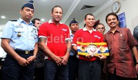 Chris John menyerahkan sabuk juara Super Champion kepada Menpora Roy Suryo di kantor Kemenpora Senayan, Jakarta.