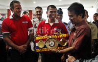 Selain menyumbang satu sabuknya, petinju yang berjuluk The Dragon itu juga meminta dukungan pemerintah karena akan kembali naik ring guna mempertahankan statusnya sebagai raja di kelas bulu.