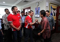 Chris John mendatangi Kemenpora dengan didampingi oleh pelatihnya, Craig Christian.