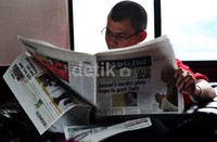 Sebelum bertemu Menpora Roy Suryo, Chris John mengisi waktu dengan membaca surat kabar. Sesuai rencana, petinju kelahiran Banjarnegara itu akan kembali naik ring pada 14 April mendatang.