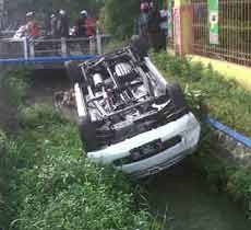 Panik Diklakson, Sebuah Avanza Nyemplung ke Selokan