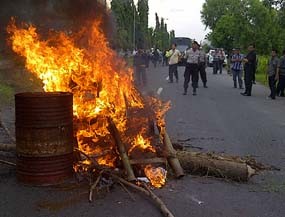 Massa Kontra Bupati Bangkalan Aksi Blokir Jalan Ring Road