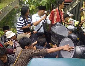 Demo di Bangkalan, Massa Kontra Bupati Bentrok dengan Polisi