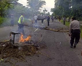 Polisi Bersihkan Sisa Pembakaran Demo Kontra Bupati Bangkalan