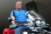 Alexander Lunardi, pria yang kini berusia genap 65 tahun ini pun bercerita, wisata dengan motor di negara orang dimulainya sejak tahun 2003 lalu dan hingga 2013 ini pasangan suami istri ini berhasil menjelajahi 7 benua.