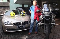 Kita kan niatnya wisata dengan motor dan umur juga sudah 65 tahun, jadi kita berangkat naik pesawat dan kita sama sekali tidak ada sponsor, semuanya biaya sendiri, tukasnya.