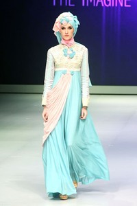 Jakarta, Indonesia - 15 Februari 2013. Ade Listiani The Imagine West Sumatra. Indonesia Fashion Week 2013 Explore Minangkabau Herritage at Jakarta Convention Center. Senayan. Jakarta. [Foto: Mohammad Abduh/Wolipop]