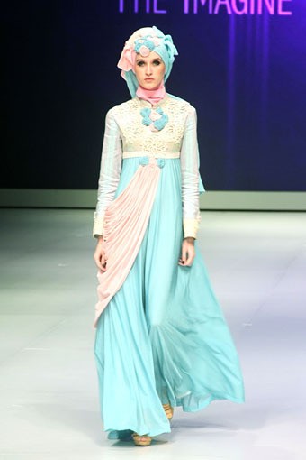 Jakarta, Indonesia - 15 Februari 2013. Ade Listiani The Imagine West Sumatra. Indonesia Fashion Week 2013 Explore Minangkabau Herritage at Jakarta Convention Center. Senayan. Jakarta. [Foto: Mohammad Abduh/Wolipop]