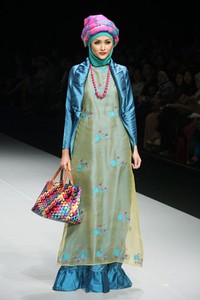 Jakarta, Indonesia - 15 Februari. En Shirikie Sangguluang. Explore Minangkabau Herritage. Indonesia Fashion Week 2013 at Jakarta Convention Center. 15 Februari 2013. Senayan. Jakarta. [Foto: Mohammad Abduh/Wolipop]