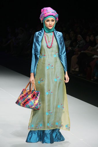 Jakarta, Indonesia - 15 Februari. En Shirikie Sangguluang. Explore Minangkabau Herritage. Indonesia Fashion Week 2013 at Jakarta Convention Center. 15 Februari 2013. Senayan. Jakarta. [Foto: Mohammad Abduh/Wolipop]