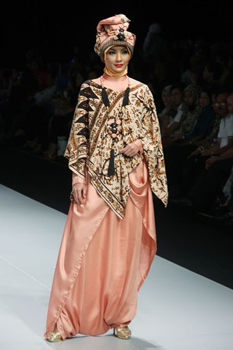 Novia Hertini Recapturing West Sumatra. Explore Minangkabau Herritage. Indonesia Fashion Week 2013 at Jakarta Convention Center. 15 Februari 2013. Senayan. Jakarta. [Foto: Mohammad Abduh/Wolipop]