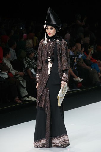 Novia Hertini Recapturing West Sumatra. Explore Minangkabau Herritage. Indonesia Fashion Week 2013 at Jakarta Convention Center. 15 Februari 2013. Senayan. Jakarta. [Foto: Mohammad Abduh/Wolipop]
