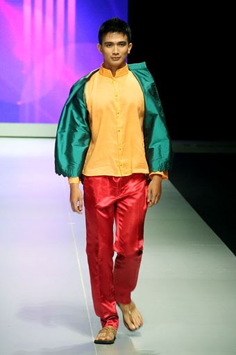 Jakarta, Indonesia - 15 Februari. Oki Wong The Journey. Explore Minangkabau Herritage. Indonesia Fashion Week 2013 at Jakarta Convention Center. 15 Februari 2013. Senayan. Jakarta. [Foto: Mohammad Abduh/Wolipop]