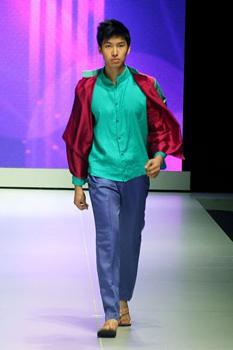 Jakarta, Indonesia - 15 Februari. Oki Wong The Journey. Explore Minangkabau Herritage. Indonesia Fashion Week 2013 at Jakarta Convention Center. 15 Februari 2013. Senayan. Jakarta. [Foto: Mohammad Abduh/Wolipop]