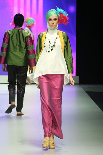 Jakarta, Indonesia - 15 Februari. Oki Wong The Journey. Explore Minangkabau Herritage. Indonesia Fashion Week 2013 at Jakarta Convention Center. 15 Februari 2013. Senayan. Jakarta. [Foto: Mohammad Abduh/Wolipop]