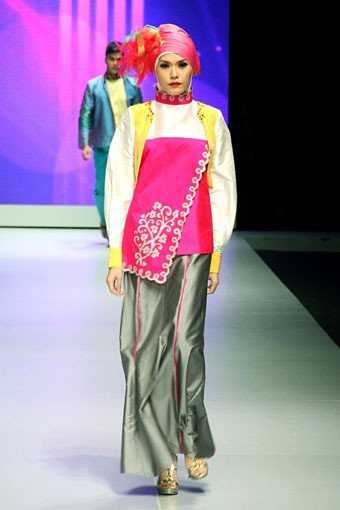 Jakarta, Indonesia - 15 Februari. Oki Wong The Journey. Explore Minangkabau Herritage. Indonesia Fashion Week 2013 at Jakarta Convention Center. 15 Februari 2013. Senayan. Jakarta. [Foto: Mohammad Abduh/Wolipop]