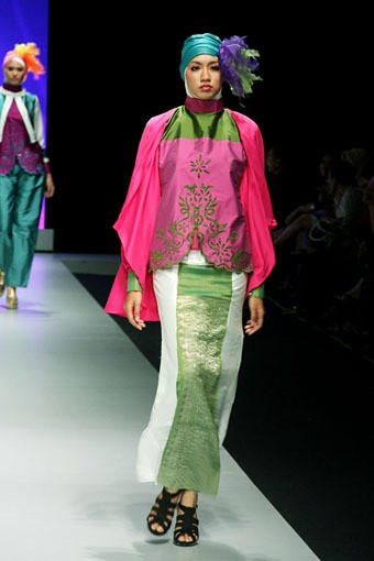 Jakarta, Indonesia - 15 Februari. Oki Wong The Journey. Explore Minangkabau Herritage. Indonesia Fashion Week 2013 at Jakarta Convention Center. 15 Februari 2013. Senayan. Jakarta. [Foto: Mohammad Abduh/Wolipop]