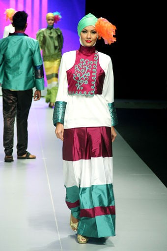 Jakarta, Indonesia - 15 Februari. Oki Wong The Journey. Explore Minangkabau Herritage. Indonesia Fashion Week 2013 at Jakarta Convention Center. 15 Februari 2013. Senayan. Jakarta. [Foto: Mohammad Abduh/Wolipop]