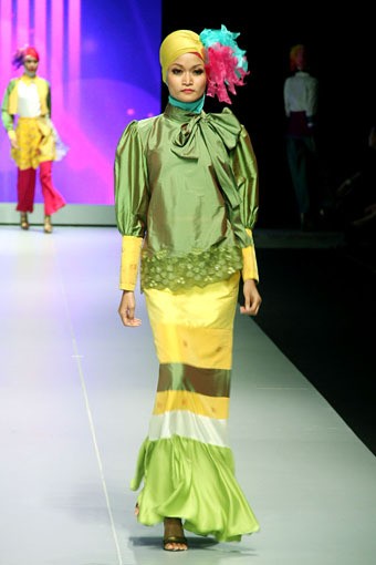 Jakarta, Indonesia - 15 Februari. Oki Wong The Journey. Explore Minangkabau Herritage. Indonesia Fashion Week 2013 at Jakarta Convention Center. 15 Februari 2013. Senayan. Jakarta. [Foto: Mohammad Abduh/Wolipop]