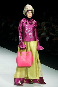 Jakarta, Indonesia - 15 Februari. En Shirikie Sangguluang. Explore Minangkabau Herritage. Indonesia Fashion Week 2013 at Jakarta Convention Center. 15 Februari 2013. Senayan. Jakarta. [Foto: Mohammad Abduh/Wolipop]