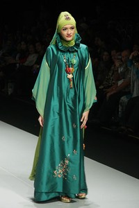 Jakarta, Indonesia - 15 Februari. En Shirikie Sangguluang. Explore Minangkabau Herritage. Indonesia Fashion Week 2013 at Jakarta Convention Center. 15 Februari 2013. Senayan. Jakarta. [Foto: Mohammad Abduh/Wolipop]