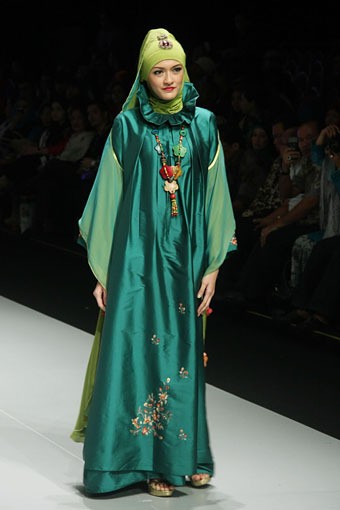 Jakarta, Indonesia - 15 Februari. En Shirikie Sangguluang. Explore Minangkabau Herritage. Indonesia Fashion Week 2013 at Jakarta Convention Center. 15 Februari 2013. Senayan. Jakarta. [Foto: Mohammad Abduh/Wolipop]