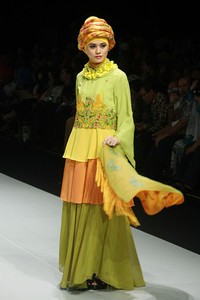 Jakarta, Indonesia - 15 Februari. En Shirikie Sangguluang. Explore Minangkabau Herritage. Indonesia Fashion Week 2013 at Jakarta Convention Center. 15 Februari 2013. Senayan. Jakarta. [Foto: Mohammad Abduh/Wolipop]