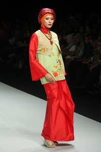 Jakarta, Indonesia - 15 Februari. En Shirikie Sangguluang. Explore Minangkabau Herritage. Indonesia Fashion Week 2013 at Jakarta Convention Center. 15 Februari 2013. Senayan. Jakarta. [Foto: Mohammad Abduh/Wolipop]