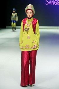 Jakarta, Indonesia - 15 Februari. En Shirikie Sangguluang. Explore Minangkabau Herritage. Indonesia Fashion Week 2013 at Jakarta Convention Center. 15 Februari 2013. Senayan. Jakarta. [Foto: Mohammad Abduh/Wolipop]