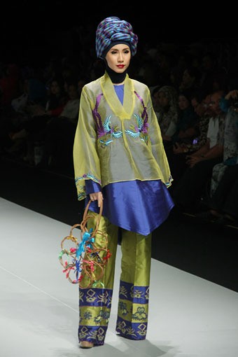 Jakarta, Indonesia - 15 Februari. En Shirikie Sangguluang. Explore Minangkabau Herritage. Indonesia Fashion Week 2013 at Jakarta Convention Center. 15 Februari 2013. Senayan. Jakarta. [Foto: Mohammad Abduh/Wolipop]