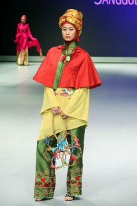 Jakarta, Indonesia - 15 Februari. En Shirikie Sangguluang. Explore Minangkabau Herritage. Indonesia Fashion Week 2013 at Jakarta Convention Center. 15 Februari 2013. Senayan. Jakarta. [Foto: Mohammad Abduh/Wolipop]