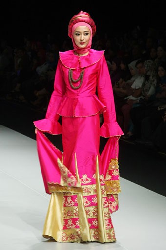 Jakarta, Indonesia - 15 Februari. En Shirikie Sangguluang. Explore Minangkabau Herritage. Indonesia Fashion Week 2013 at Jakarta Convention Center. 15 Februari 2013. Senayan. Jakarta. [Foto: Mohammad Abduh/Wolipop]